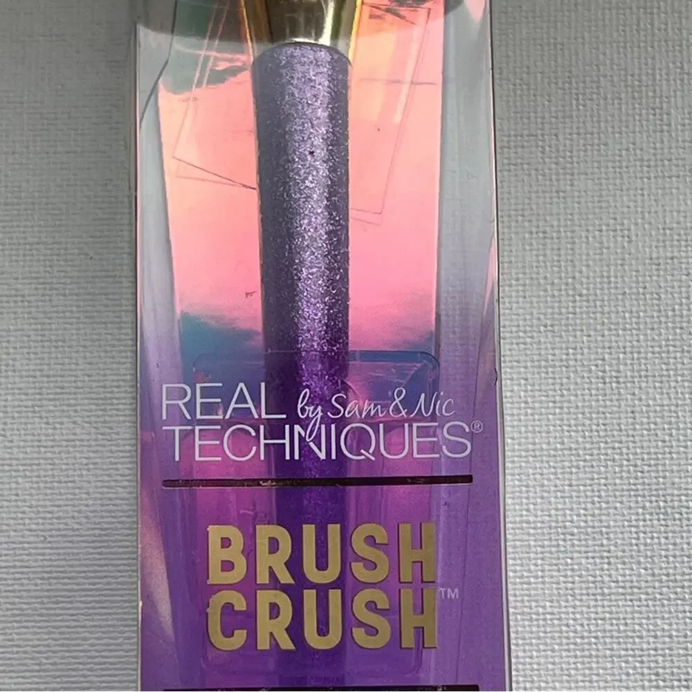 Real Techniques by Sam & Nic Limited Edition  Makeup Beauty Blush  Brush NWT
